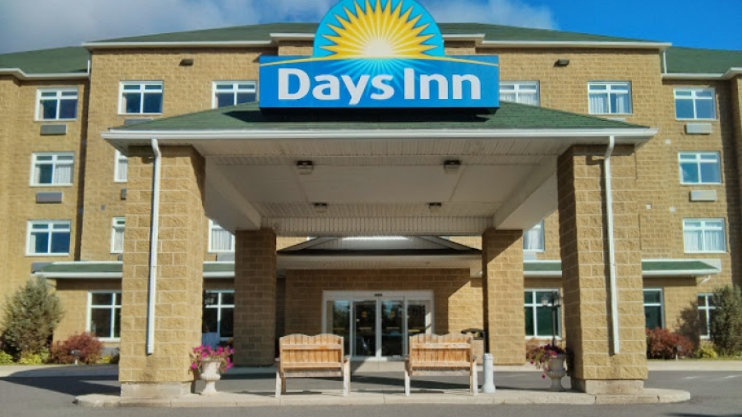 days inn building with the days inn logo
