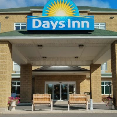 days inn building with the days inn logo