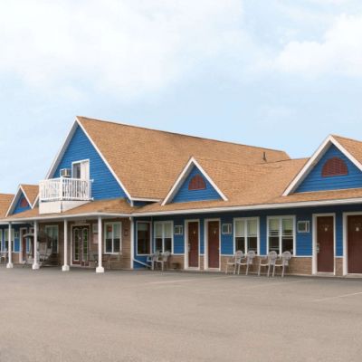 Travelodge motel with brown roof and blue siding